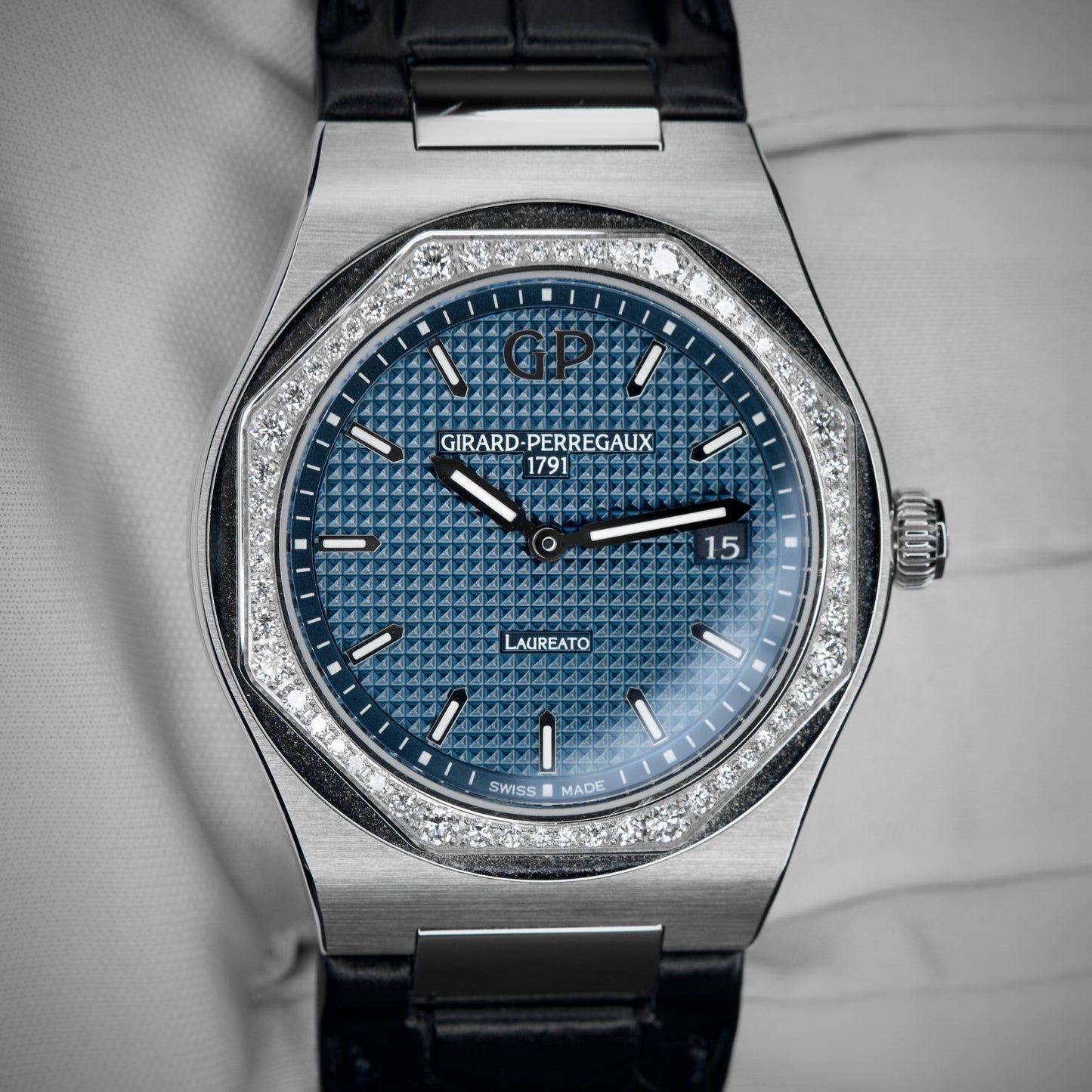 Girard-Perregaux Laureato 34mm w/box & papers Watch 80189D11A431-CB6A