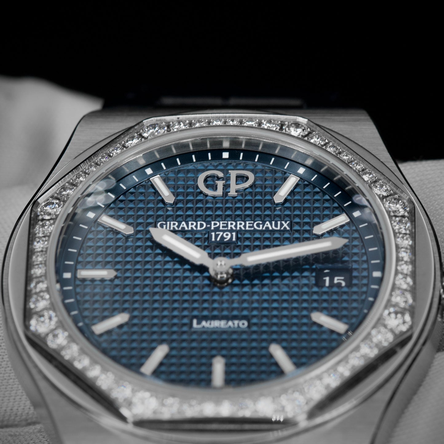 Girard-Perregaux Laureato 34mm w/box & papers Watch 80189D11A431-CB6A
