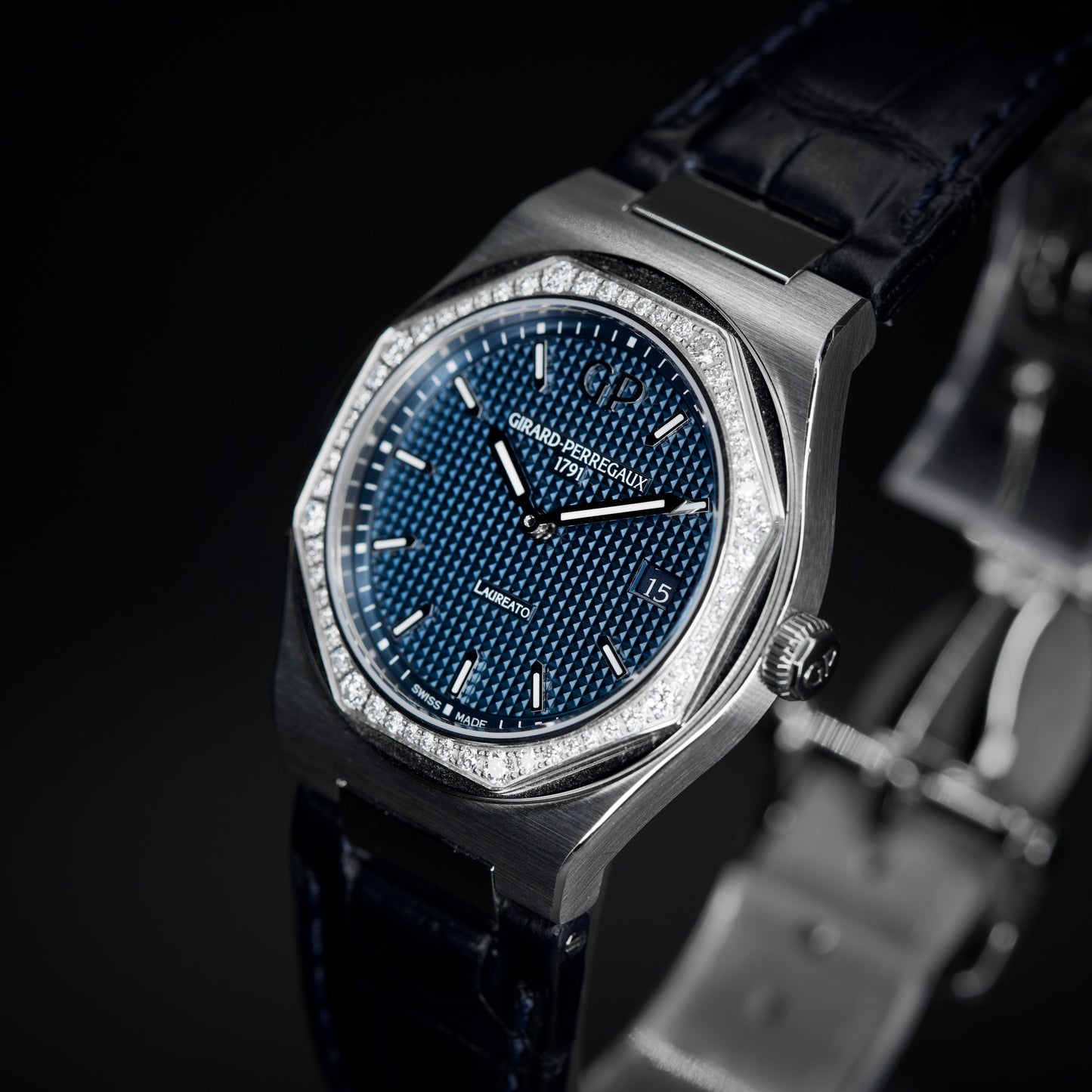 Girard-Perregaux Laureato 34mm w/box & papers Watch 80189D11A431-CB6A