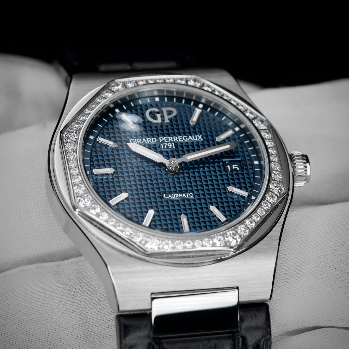 Girard-Perregaux Laureato 34mm w/box & papers Watch 80189D11A431-CB6A