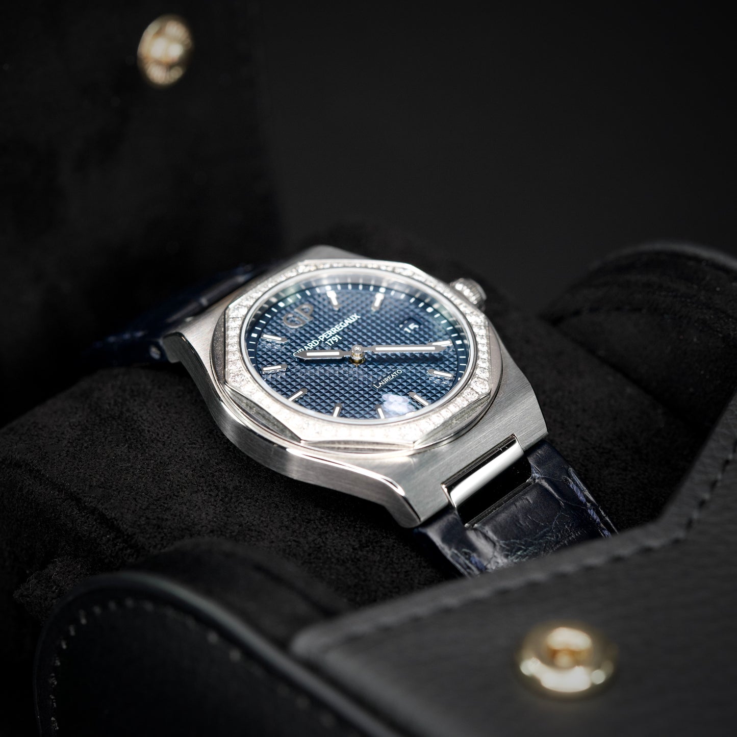 Girard-Perregaux Laureato 34mm w/box & papers Watch 80189D11A431-CB6A