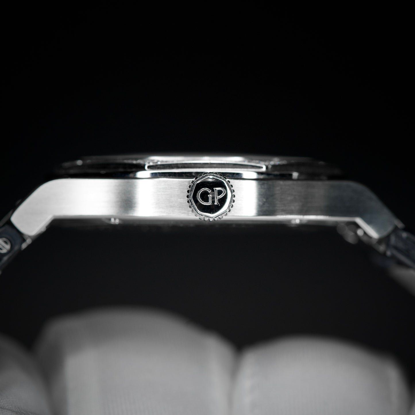 Girard-Perregaux Laureato 34mm w/box & papers Watch 80189D11A431-CB6A